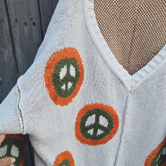 POL Cream and Orange V-Neck Sweater - Picture 5 of 10